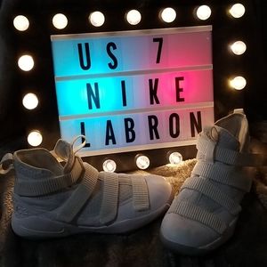 NIKE LABRON ZOOM  size 7 Mens Basketball shoes